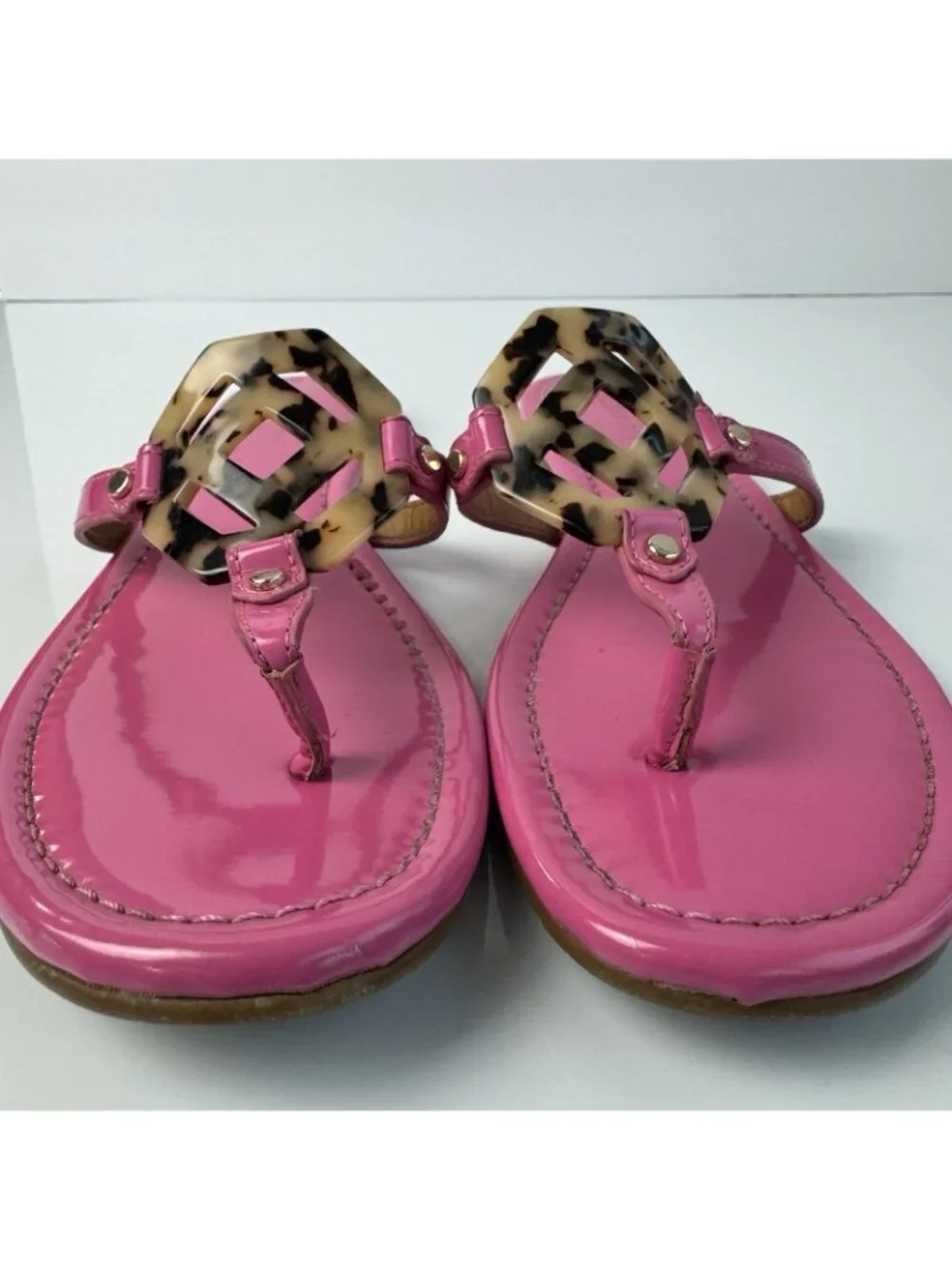 J. McLaughlin Lucy Pink Patent Leather Tortoise Medallion Thong Sandals Size 8.5
